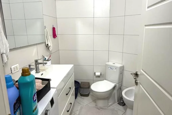 Shtepi ne shitje Apartament ne Tirane, 2+1, Mobilimi E mobiluar, Pagesa 125,000  Euro.