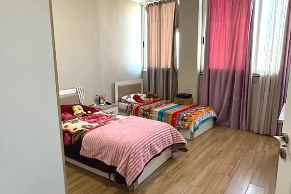 Shtepi ne shitje Apartament ne Tirane, 2+1, Mobilimi E mobiluar, Pagesa 125,000  Euro.