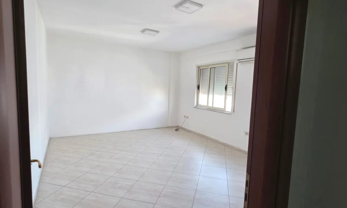 Shtepi me qera Apartament ne Tirane, 2+1, Mobilimi Bosh, pa mobiluar, Pagesa 600  Euro.