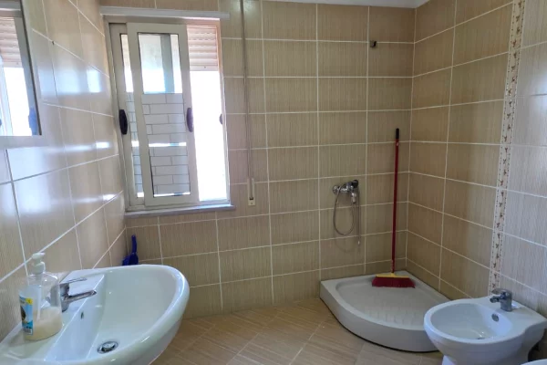 Shtepi me qera Apartament ne Tirane, 2+1, Mobilimi Bosh, pa mobiluar, Pagesa 600  Euro.