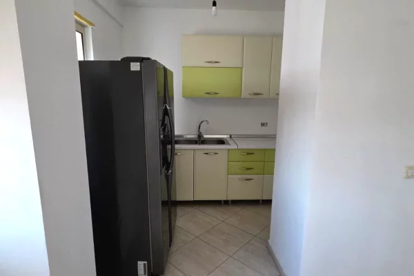 Shtepi me qera Apartament ne Tirane, 2+1, Mobilimi Bosh, pa mobiluar, Pagesa 600  Euro.