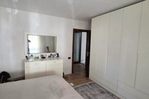 Shtepi ne shitje Apartament ne Tirane, 4+1, Mobilimi E mobiluar, Pagesa 180,000  Euro.
