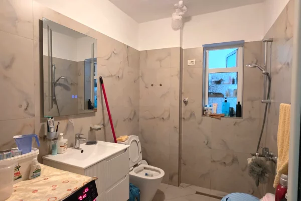 Shtepi ne shitje Apartament ne Tirane, 4+1, Mobilimi E mobiluar, Pagesa 180,000  Euro.