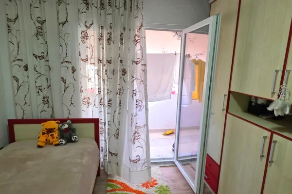Shtepi ne shitje Apartament ne Tirane, 4+1, Mobilimi E mobiluar, Pagesa 180,000  Euro.