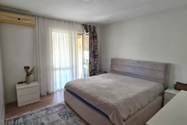 Shtepi ne shitje Apartament ne Tirane, 4+1, Mobilimi E mobiluar, Pagesa 180,000  Euro.