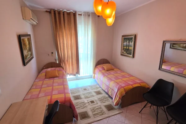 Shtepi me qera Apartament ne Tirane, 2+1, Mobilimi E mobiluar, Pagesa 500  Euro.