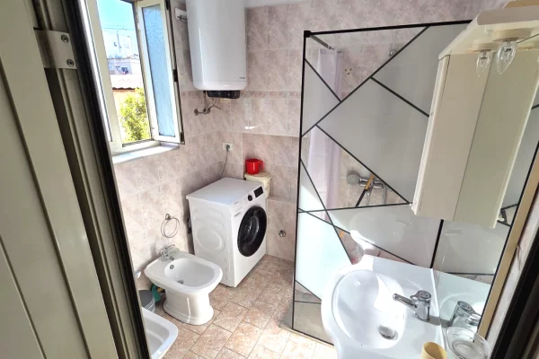 Shtepi me qera Apartament ne Tirane, 2+1, Mobilimi E mobiluar, Pagesa 500  Euro.