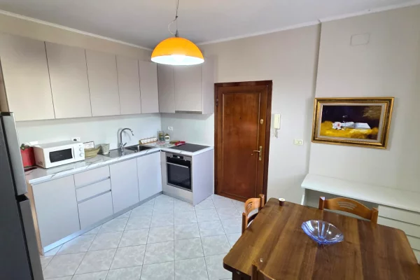 Shtepi me qera Apartament ne Tirane, 2+1, Mobilimi E mobiluar, Pagesa 500  Euro.
