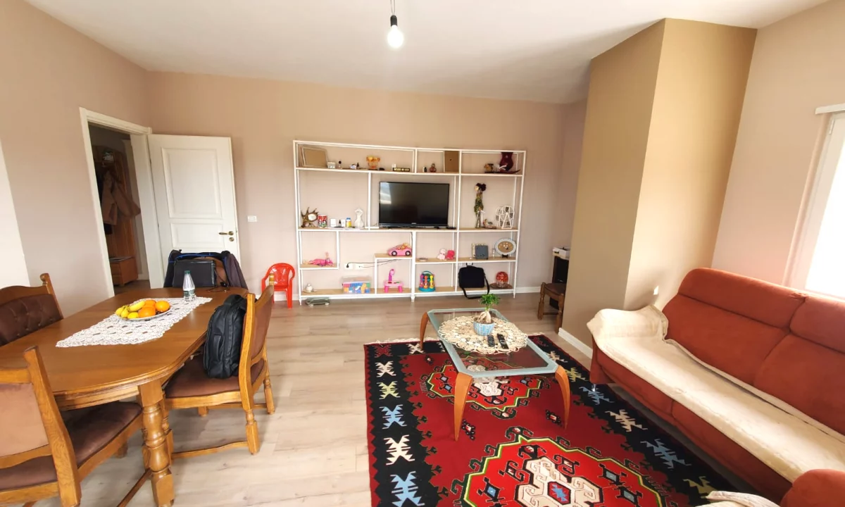 Shtepi ne shitje Apartament ne Tirane, 3+1, Mobilimi E mobiluar, Pagesa 227,000  Euro.