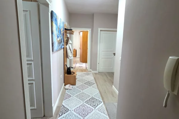 Shtepi ne shitje Apartament ne Tirane, 3+1, Mobilimi E mobiluar, Pagesa 227,000  Euro.