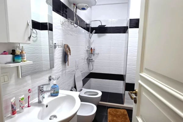 Shtepi ne shitje Apartament ne Tirane, 3+1, Mobilimi E mobiluar, Pagesa 227,000  Euro.