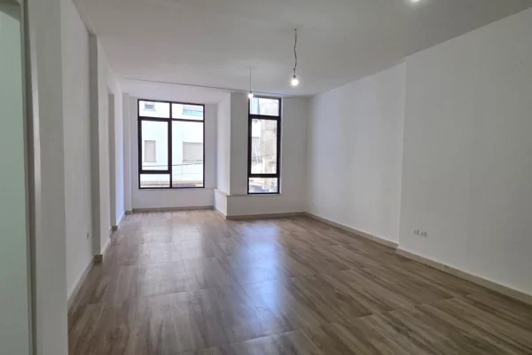 Ambiente Commerciale in Affitto 3+1 a Tirana - 3,200 Euro