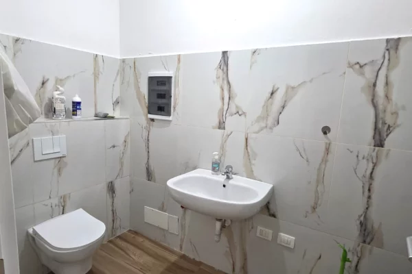 Ambiente Commerciale in Affitto 3+1 a Tirana - 3,200 Euro