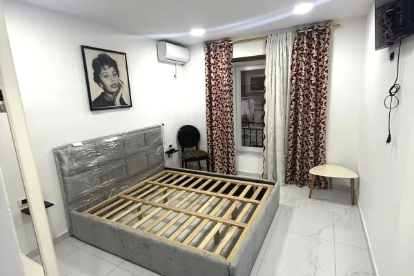 Shtepi me qera Apartament ne Tirane, 1+1, Mobilimi E mobiluar, Pagesa 550  Euro.