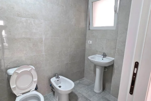 Shtepi me qera Apartament ne Tirane, 2+1, Mobilimi Pjeserisht e mobiluar, Pagesa 530  Euro.