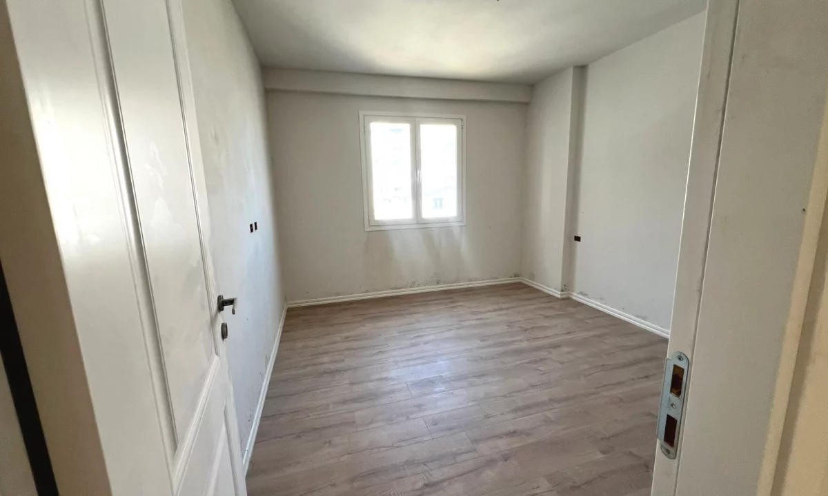 Shtepi ne shitje Apartament ne Tirane, 2+1, Mobilimi Bosh, pa mobiluar, Pagesa 162,000  Euro.