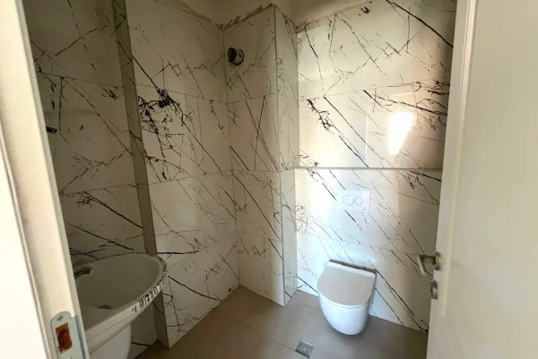 Shtepi ne shitje Apartament ne Tirane, 2+1, Mobilimi Bosh, pa mobiluar, Pagesa 162,000  Euro.