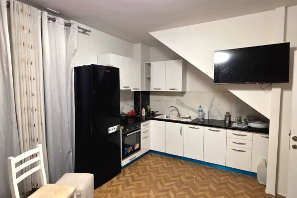 Shtepi me qera Apartament ne Tirane, 2+1, Mobilimi E mobiluar, Pagesa 450  Euro.