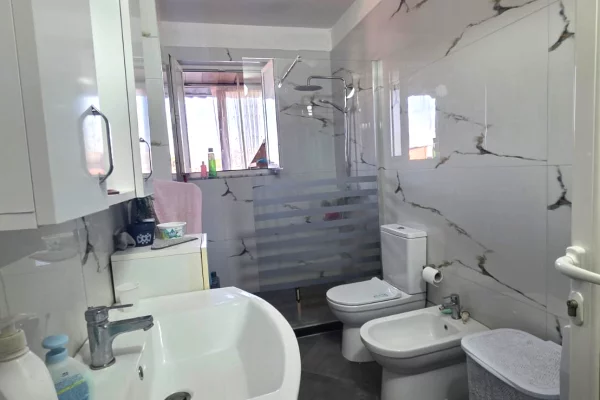 Shtepi me qera Apartament ne Tirane, 1+1, Mobilimi E mobiluar, Pagesa 85,000,000  Leke.