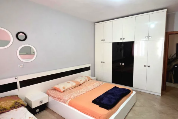 Shtepi me qera Apartament ne Tirane, 1+1, Mobilimi E mobiluar, Pagesa 40,000  Leke.