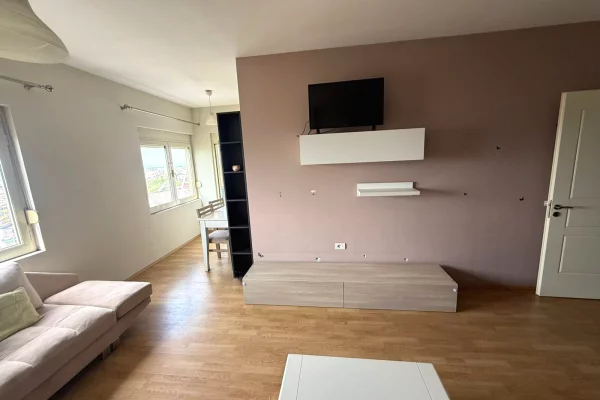 Shtepi ne shitje Apartament ne Tirane, 2+1, Mobilimi E mobiluar, Pagesa 130,000  Euro.