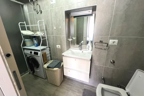Shtepi me qera Apartament ne Tirane, 2+1, Mobilimi E mobiluar, Pagesa 700  Euro.