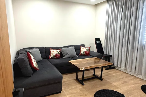 Shtepi ne shitje Apartament ne Tirane, 3+1, Mobilimi E mobiluar, Pagesa 450,000  Euro.