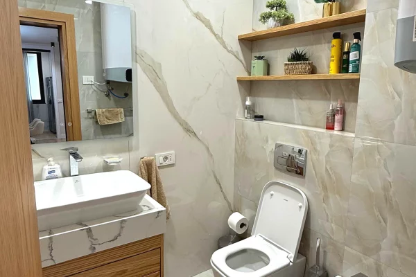 Shtepi ne shitje Apartament ne Tirane, 3+1, Mobilimi E mobiluar, Pagesa 450,000  Euro.