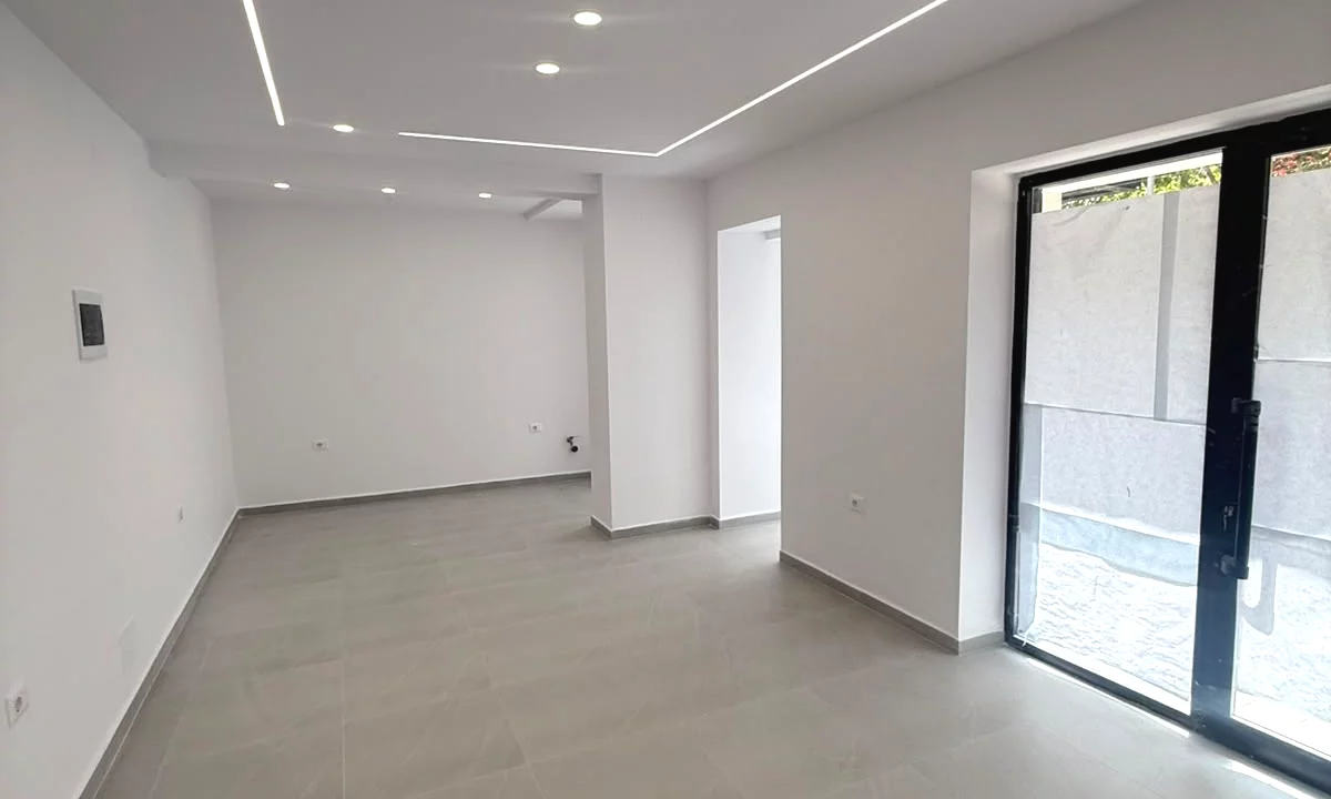 Jepet me qera dyqan , 42m2, 700 euro ( Brryli)