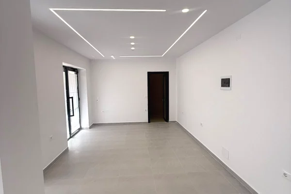 Jepet me qera dyqan , 42m2, 700 euro ( Brryli)