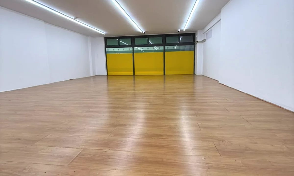 Tirane, jepet me qera dyqan Kati 0, 134 m2 1.500 Euro