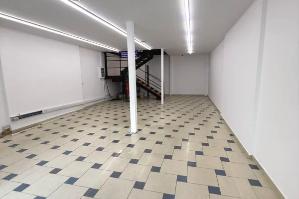 Tirane, jepet me qera dyqan Kati 0, 134 m2 1.500 Euro