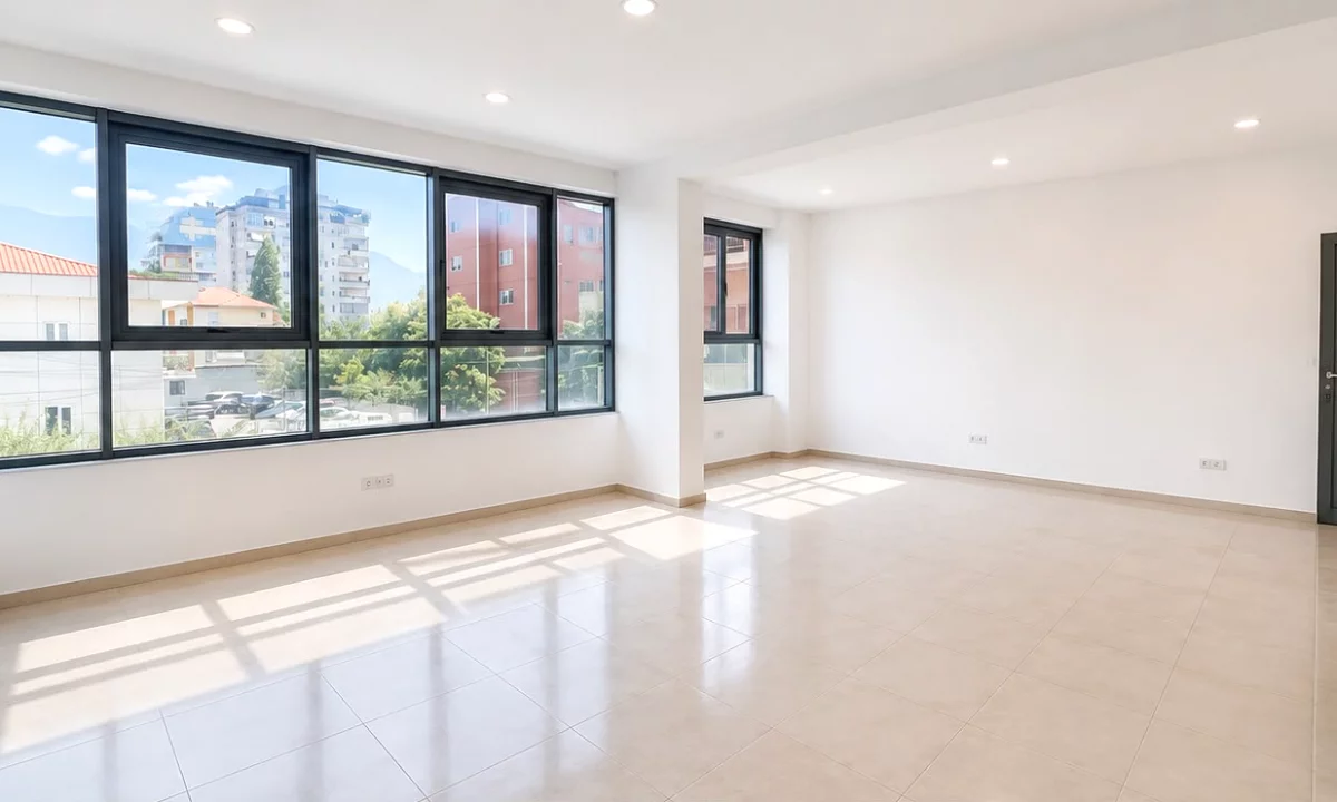 Tirane, jepet me qera ambjent biznesi Kati 1, 78 m2 50.000 Euro (qender)