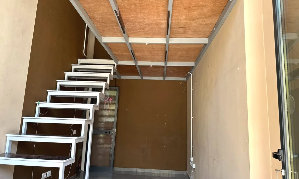 Tirane, jepet me qera dyqan duplex, 20.44m2, 40000 Lek(pazari i ri)