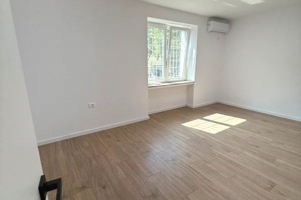 Shtepi me qera Apartament ne Tirane, 2+1, Mobilimi Bosh, pa mobiluar, Pagesa 700  Euro.