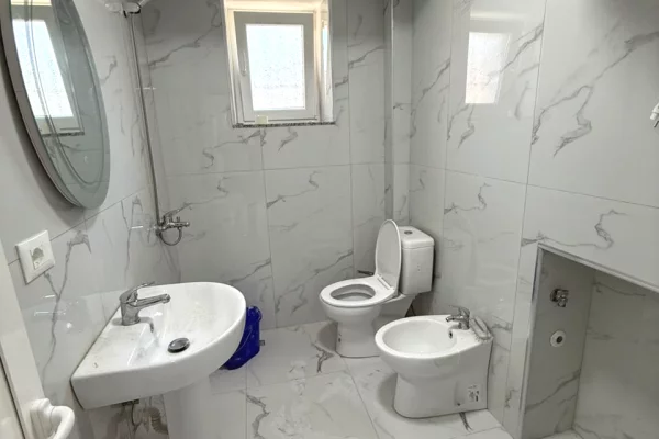 Shtepi me qera Apartament ne Tirane, 2+1, Mobilimi Bosh, pa mobiluar, Pagesa 700  Euro.
