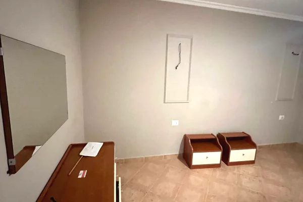 Shtepi ne shitje Apartament ne Tirane, 2+1, Mobilimi Pjeserisht e mobiluar, Pagesa 23,900,000  Leke.