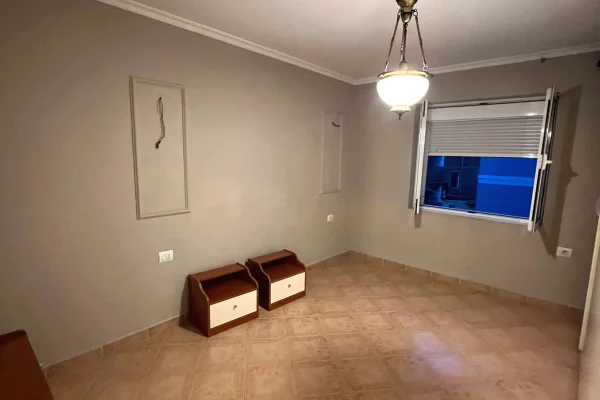 Shtepi ne shitje Apartament ne Tirane, 2+1, Mobilimi Pjeserisht e mobiluar, Pagesa 23,900,000  Leke.