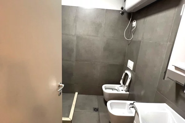 Shtepi ne shitje Apartament ne Tirane, 2+1, Mobilimi Pjeserisht e mobiluar, Pagesa 23,900,000  Leke.