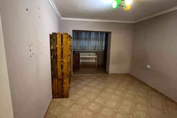 Shtepi ne shitje Apartament ne Tirane, 2+1, Mobilimi Pjeserisht e mobiluar, Pagesa 23,900,000  Leke.
