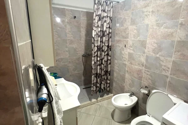 Shtepi ne shitje Apartament ne Tirane, 2+1, Mobilimi E mobiluar, Pagesa 137,000  Euro.