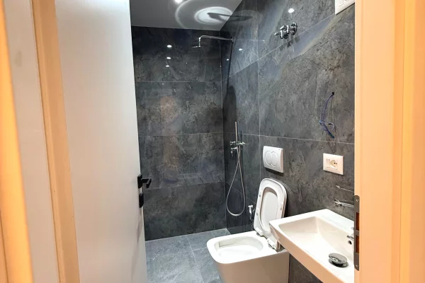 Shtepi ne shitje Apartament ne Tirane, 1+1, Mobilimi E mobiluar, Pagesa 327,000  Euro.
