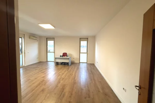Qera, Ambient Biznesi , Rruga e Kavajes, Tirana - 65.000 Leke Neto| 80 m2