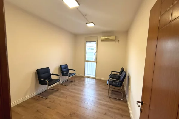 Ambient biznesi me qera 3+1 ne Tirane - 65,000 Leke