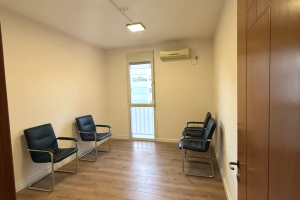 Qera, Ambient Biznesi , Rruga e Kavajes, Tirana - 65.000 Leke Neto| 80 m2