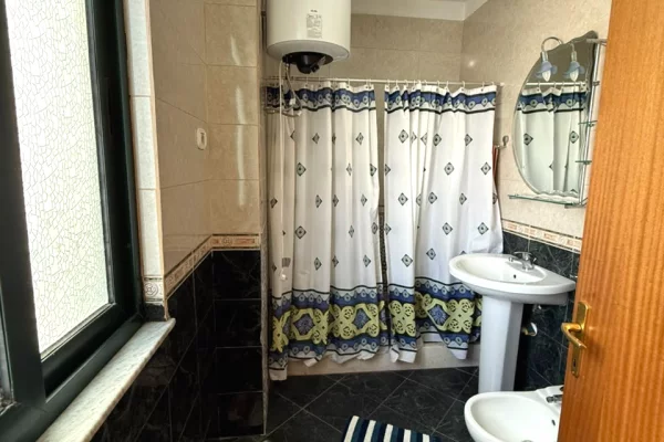 Shtepi me qera Apartament ne Tirane, 2+1, Mobilimi E mobiluar, Pagesa 700  Euro.