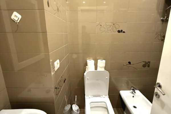 Shtepi ne shitje Apartament ne Tirane, 2+1, Mobilimi E mobiluar, Pagesa 270,000  Euro.
