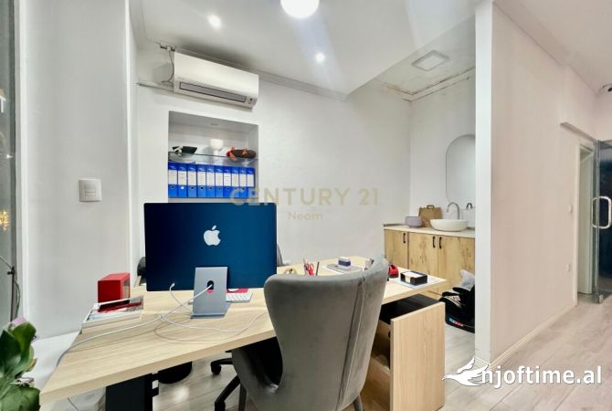 Ambiente Commerciale in Affitto 1+1 a Tirana - 1,050 Euro