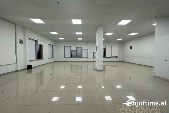 Ambiente Commerciale in Affitto 3+1 a Tirana - 2,600 Euro