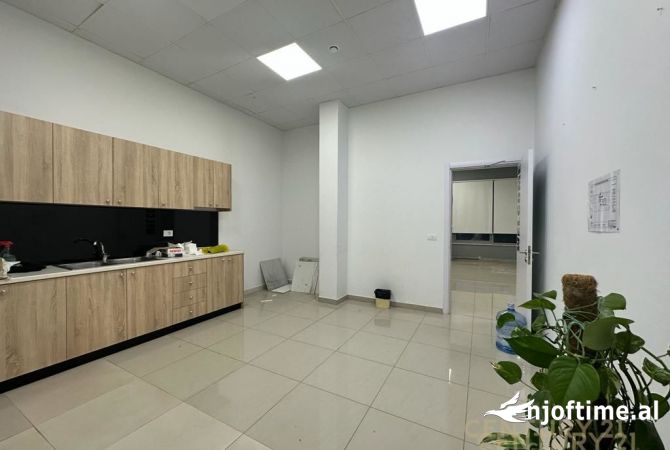 Ambiente Commerciale in Affitto 3+1 a Tirana - 2,600 Euro